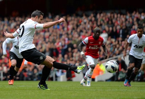 Robin van Persie of Manchester United scores their first goal from the penalty spot during the Barclays Premier League match between Arsenal and Manchester United at Emirates Stadium on April 28, 2013 in London, England. (Photo by Shaun Botterill/Getty Images)